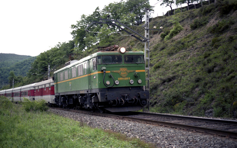 Talgo Madrid-Bilbao entre Lezama y Artomaña. (17-5-87).jpg