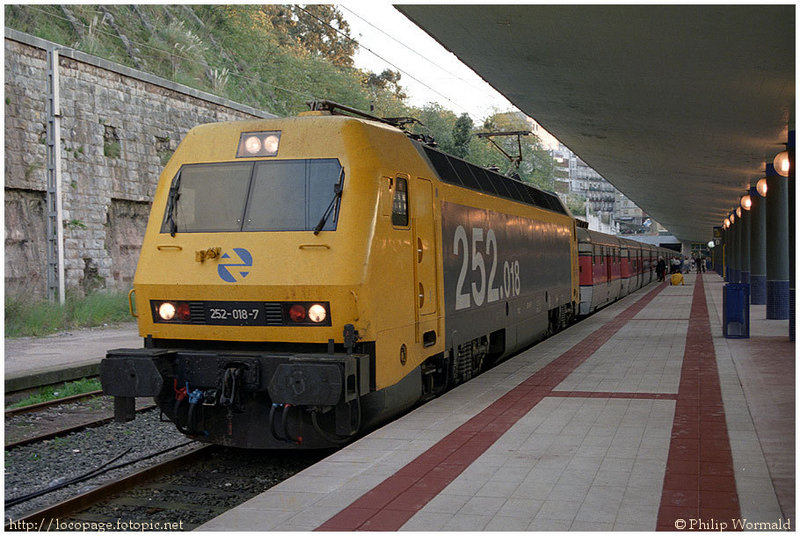 f96 252-018 con el Talgo-III nº 74 hacia Alicante via Madrid. Santander, 3 de noviembre de 1994.jpg