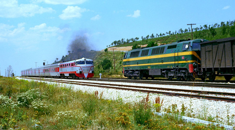 d92 333.002 con el Iberia-Expreso espera en Riaza al Talgo III con la 352.001 en cabeza. Agosto de 1974.jpg