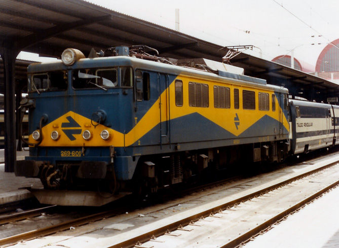 e88 269-601-1 con un Talgo Pendular a punto de partir de Madrid-Chamartín. Año 1984.jpg