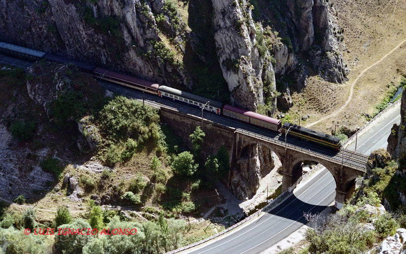 Expreso Irún-Algeciras en el desfiladero de Pancorbo. (6-9-87).jpg