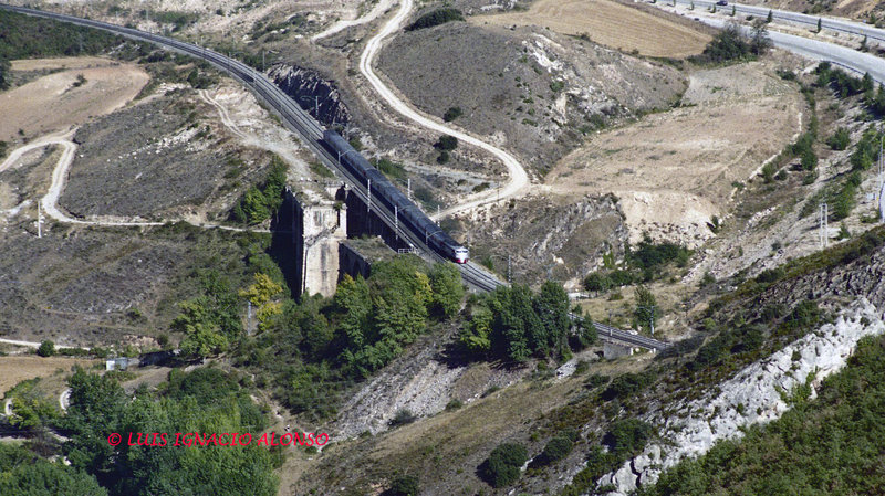 Talgo Bilbao-Irún - Madrid llegando al desfiladero de Pancorbo. (6-9-87).jpg