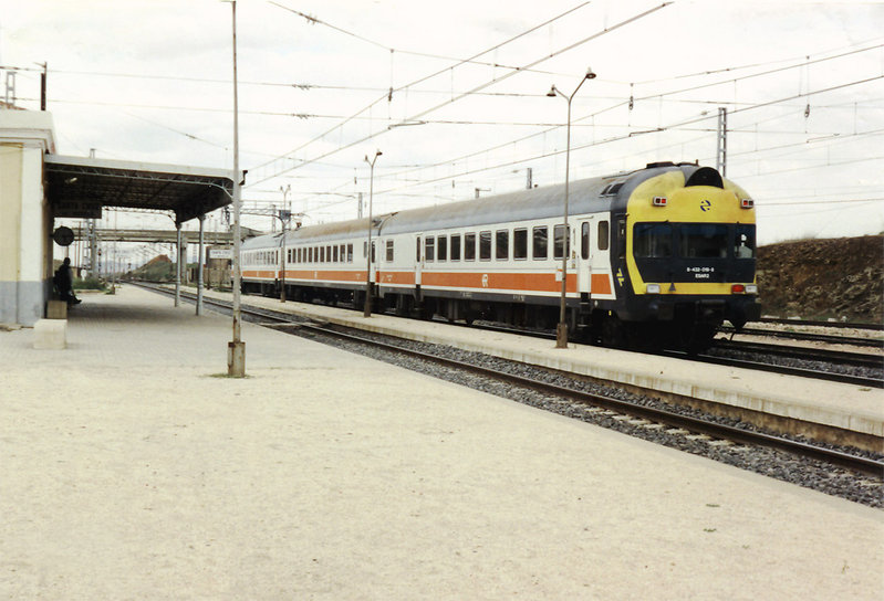 51-432-019 efectuando servicio regional Jaen-Madrid. Santa Cruz de Mudela,  Primavera 1994..jpg