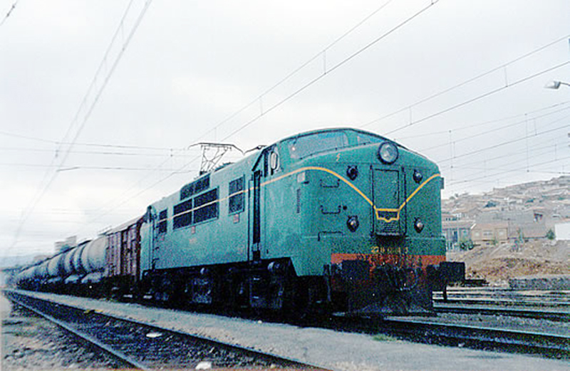 144- La 7824 en cabeza del cisternas saliendo de Puertollano, 10-09-1986..jpg