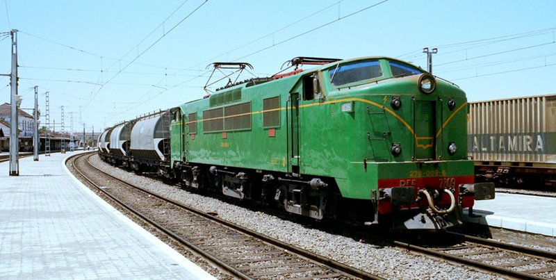 e50 278-009 con un largo tren de tolvas.  Alcázar de San Juan, julio de 1982.jpg