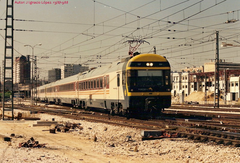 e172 Madrid-Chamartín. Despues de realizar su servicio se dirije a Fuencarral para su puesta a punto para el siguiente servicio. Son los 444-509 507..jpg