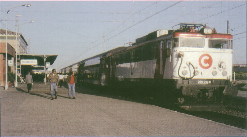 Cercanias 450 arrastrado por la 269-292 estacionado en Ciudad Real, 19-04-1992..jpg