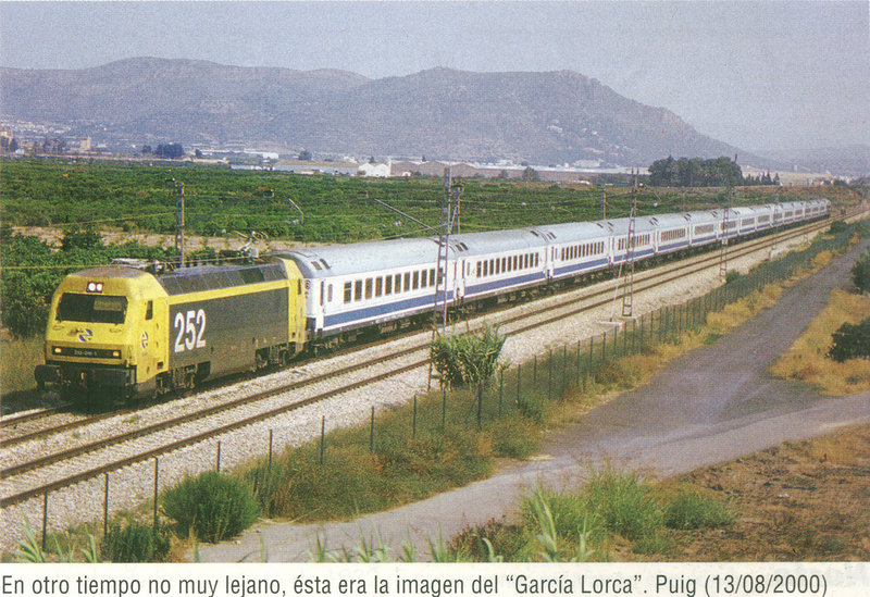 184-252 arrastrando un el Garcia Lorca con 16 coches, Puig 13-08-2000..jpg
