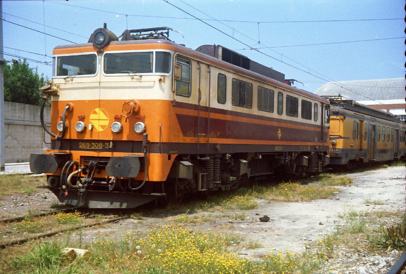 e188 Descansando junto a una 438 en San Andrés Condal. Mayo de 1989.jpg