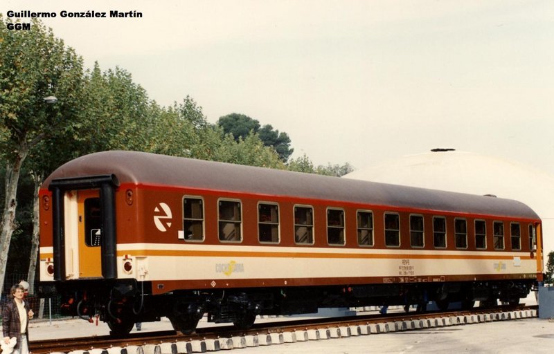 e177 Coche cama con duchas de la serie WL26x-7100. Es el 7135 que en su día fue el BB-8508. 5-11-1988.jpg