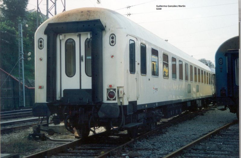 f57 Vigo 15-11-1992. El B12x12325 de una serie de 80 coches provenientes de la transformación de BB-8000. Este era el BB-8554.jpg