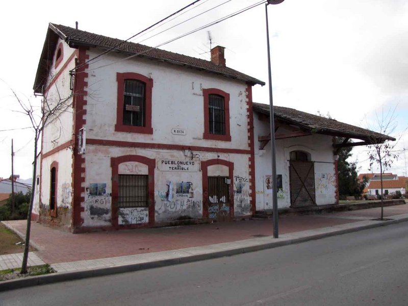 façana estació de pueblonuevo del terrible 02-01-2012.jpg