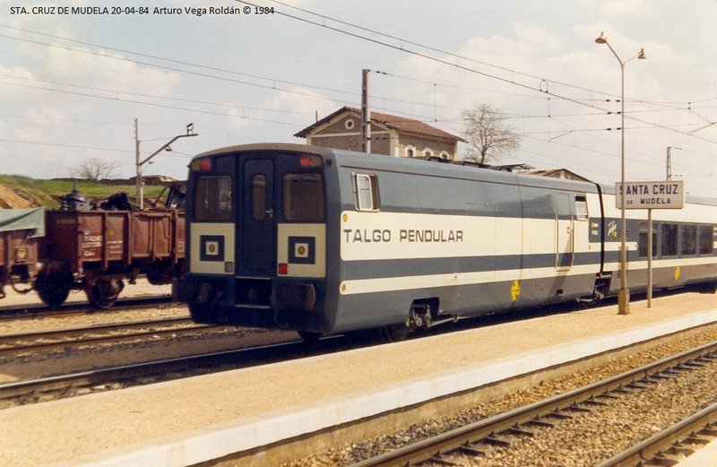 FURGON TALGO PENDULAR STA.CRUZ DE MUDELA 20-4-84.jpg