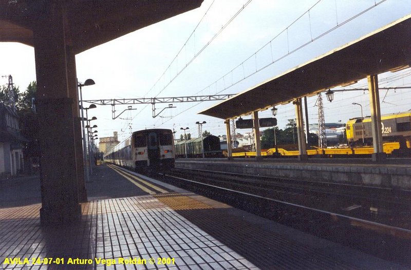 TALGO FCO. DE GOYA MADRID-PARIS AVILA 24-7-01.JPG