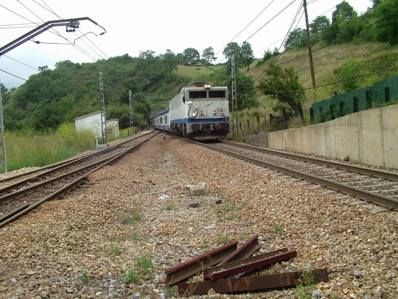 RENFE 269-603 MALVEDO, CASORVIDA, LENA, ASTURIAS 29-08-2004 (1).JPG