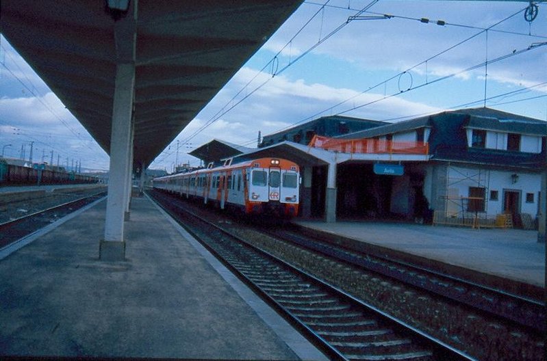 Avila. 593-034 y 593-008  Regional Delta Madrid-Salamanca. 18,22h. 09-10-1998..JPG