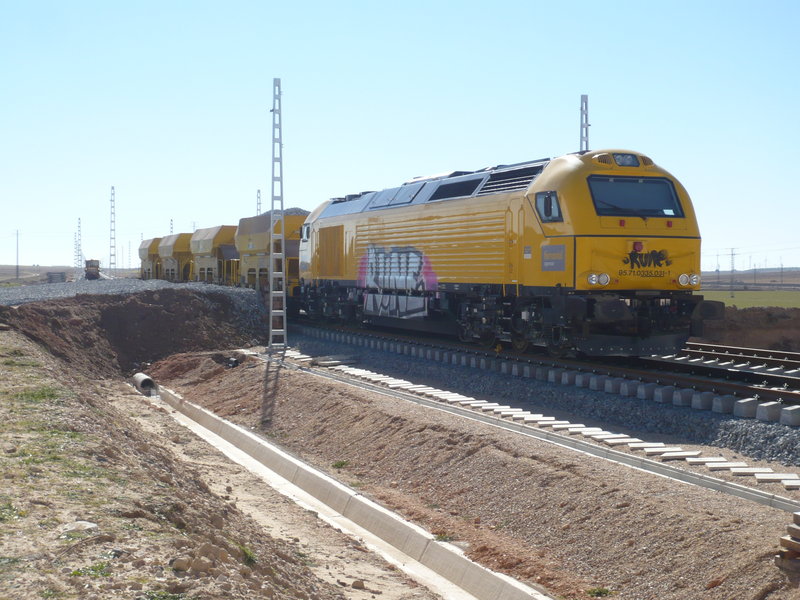 VOSSLOH 335 FERROVIAL EN CHINCHILLA (ALBACETE).jpg