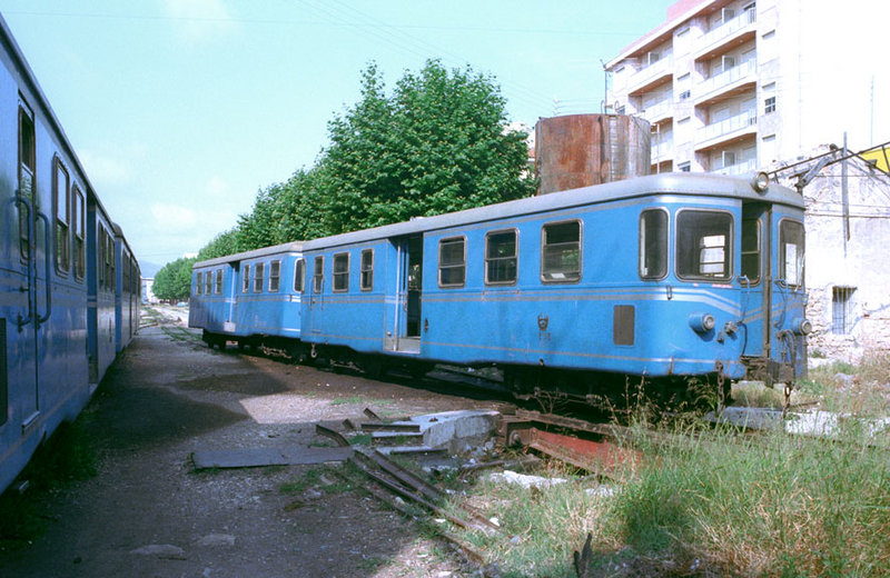 Ferrocarril Cartagena-Los Nietos Automotores diesel Billard Nºs 2113 y 5115 en la pequeña rotonda de Cartagena.jpg