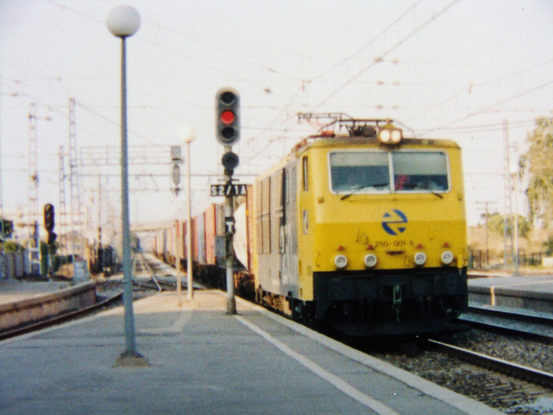 229-Loc. 250-001 arrastrando un Teco a su paso por Castelldefels, 07-1999..jpg