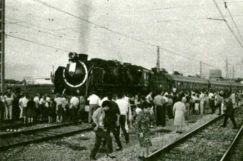 Renfe Mikado 141 F 2416 con unos 8500 en Córdoba con motivo de la Semana Escolar del Ferrocarril en Sevilla el 21 de Octubre de 1984.jpg