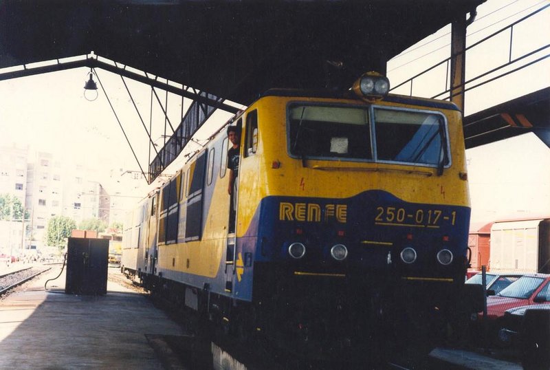 250-017 en el foso, en la puerta Paco Ruiz, maquinista. Vía 19, Valencia-Nord. 17-08-1993..jpg