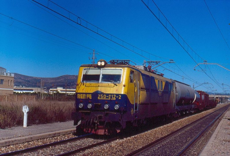 250-012 y el ''súper peligroso'' 65.301. El Puig, 12,40h. 18-02-1995..jpg