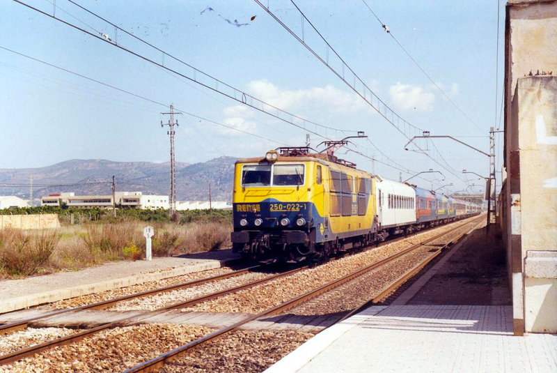 250-022 con el 697 ''Tutti Frutti García Lorca'' pasando por El Puig. 07-04-1993..jpg