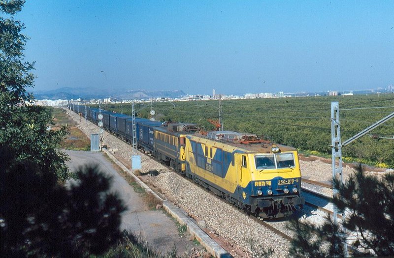 250-010 Teco ''Chunnel'' 42.507, ''japo kaputt''. El Puig, 15,57h. 01-03-1996..jpg