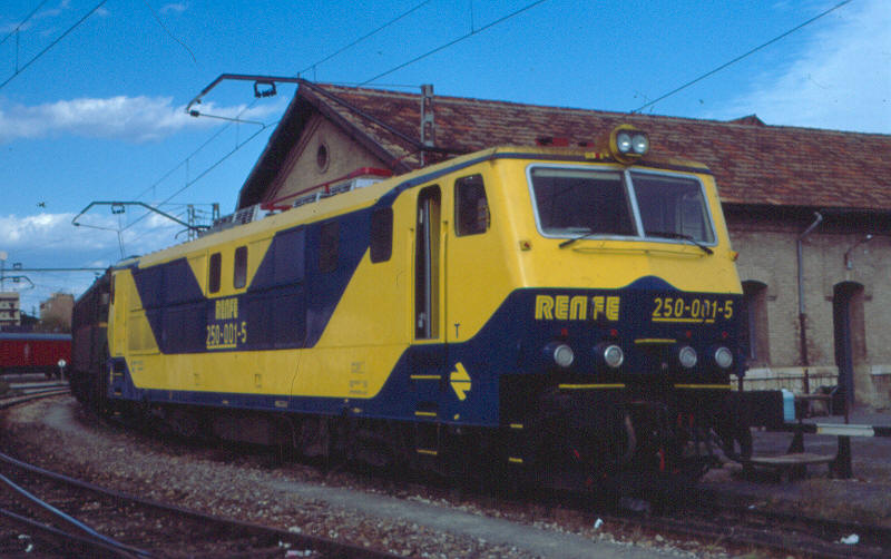 250-001 estacionada en reserva. Vía 19, Valencia-Nord. 1994..jpg
