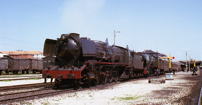 RD3063. 242F.2004 and 242F.2001 at Burgos. 3rd May, 1964.jpg