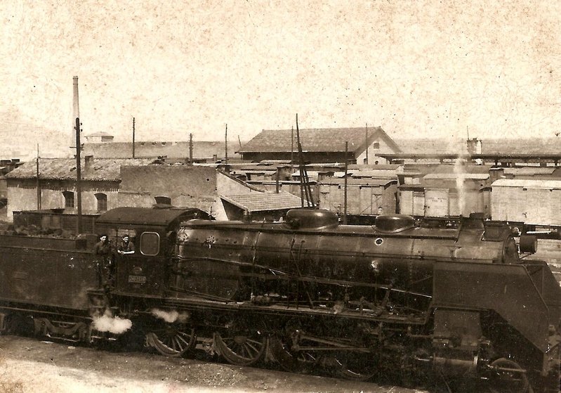 esta locomotora en la estacion de Albacete el año 1960 es una 1300 foto de jose Luis.jpg