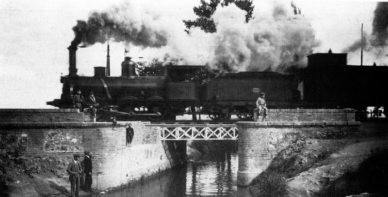 tren atravesando Canal Maria Cristina.jpg