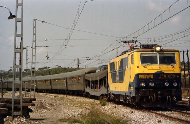 e113 Expreso Sevilla-Barcelona (19 coches). Sitges, 31-8-85.jpg