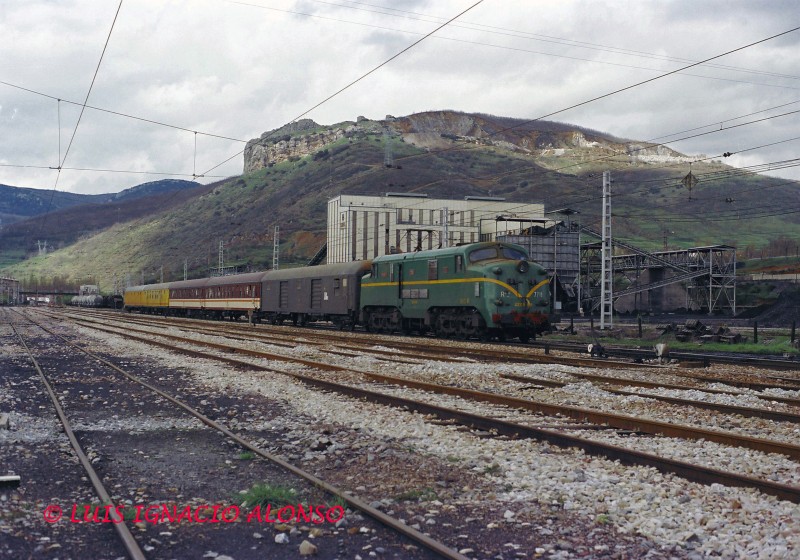 F-3-10A  Omnibus Gijón-León arrastrado por la locomotora 7718, llegando a la estación de La Robla. (25-4-87).jpg