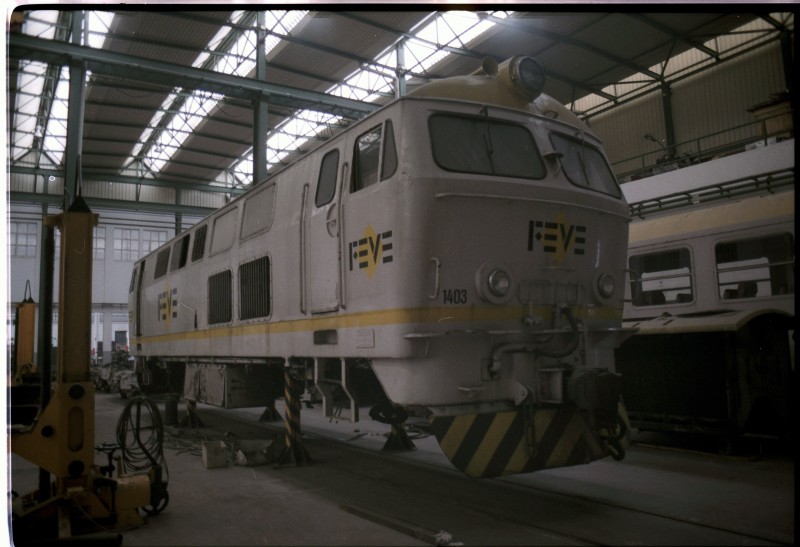 F-34-10A  Carrocería de la   Locomotora HENSCHEL 1403 levantada en los talleres de Santander. (23-5-1992).jpg