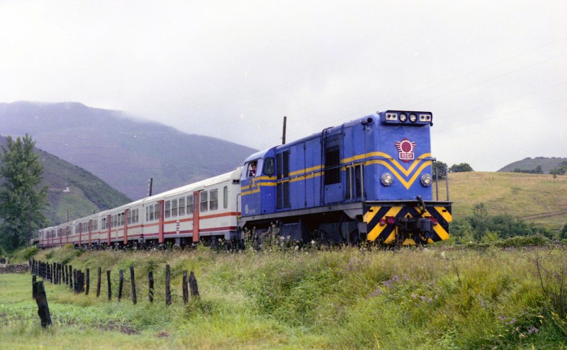 Correo Bilbao-León cerca de Arla-Berrón. (17-7-87).jpg