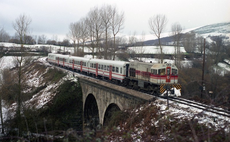 F-26-25  Correo León-Bilbao en el puente sobre el Río Trueba. (Espinosa de Los Monteros 1-2-88).jpg