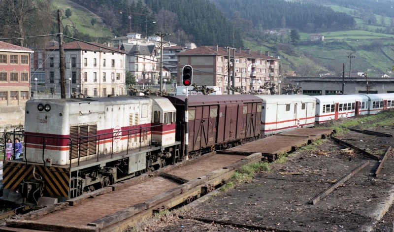 F-28-16A  Correo Bilbao-León en Balmaseda, en la vía de enlace entre el F.C. del Cadagua y el F.C. de La Robla. (25-3-88).jpg