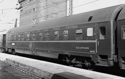 CIWL - Schlafwagen im Hbf Frankfurt (1968).jpg