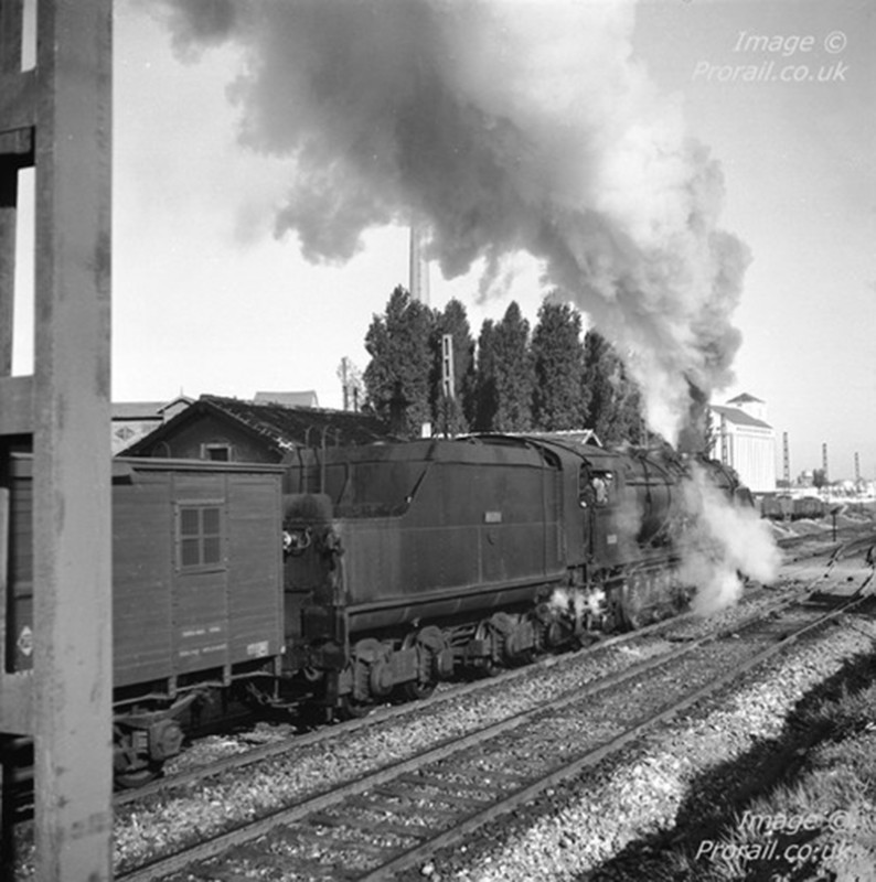 Spain RENFE 2-10-2 locomotive No. 151.3114 at Palencia 1965.JPG