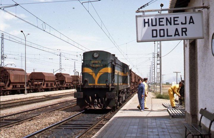 Tren minero en la estacion de Hueneja-Dolar (Años 80).jpg