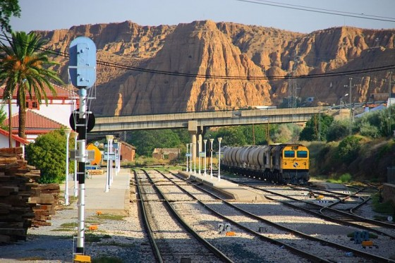 Tren cementero esperando en Guadix.png