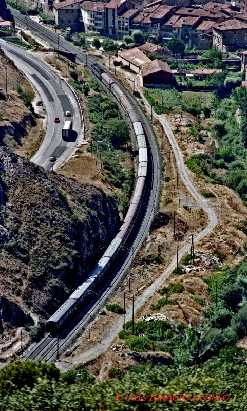 F-11-19  Expreso Irún-Algeciras llegando a Pancorbo. (6-9-87).jpg