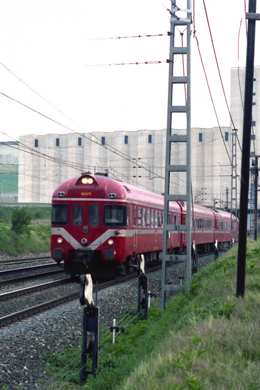 F-5-14  Electrotrén 432-015  Vigo-Hendaia. (Pancorbo 10-5-87).jpg