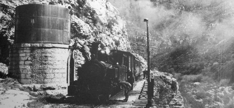 AG Nº2 último recorrido 14-4-1969. Llenando la caldera foto de Crespo Colomer (con esta ganó el 1erPremio Nacional Trenes de Vapor,1972).JPG