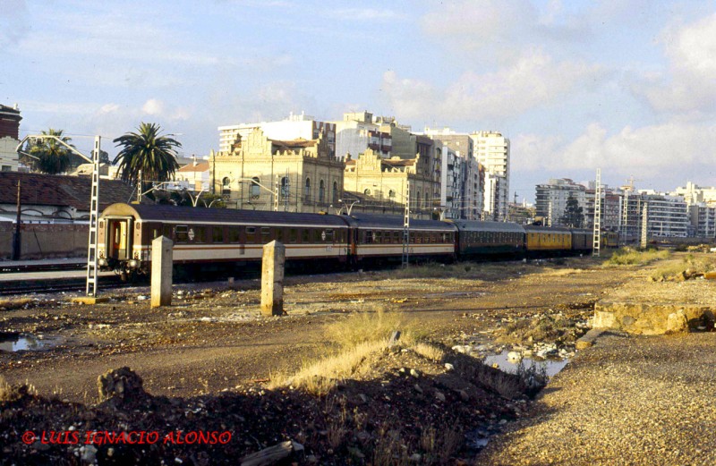 122  Expreso Huelva-Madrid en la estación de Huelva; en primer plano restos de instalaciones del F.C. de Riotinto. (14-6-88).jpg