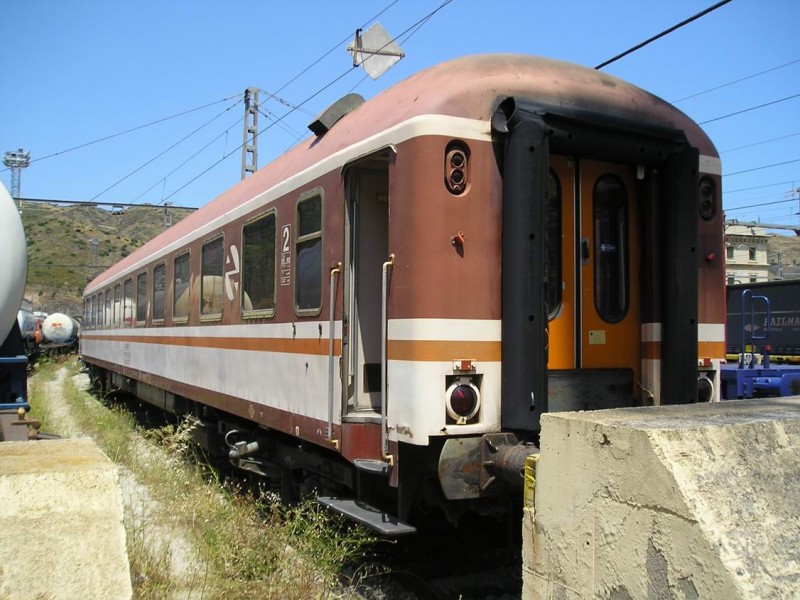 g90 Bc10xo 12751 a 12765 visto del lado departamentos en Portbou. las 13'53 del 3-julio-04.jpg