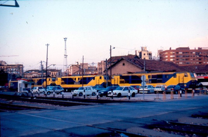 250-029 + 250-023 + 250-027 + 252-020 en reserva. Valencia-Nord. 21,00h. 16-05-1994..jpg