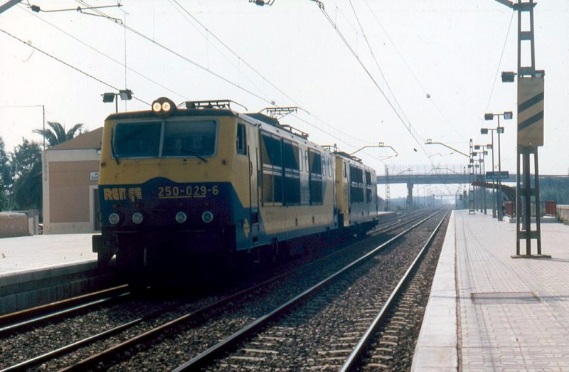 250-029 + 250-024 tirada dirección Sagunto. el Puig, 11,55h. 27-10-1995..jpg