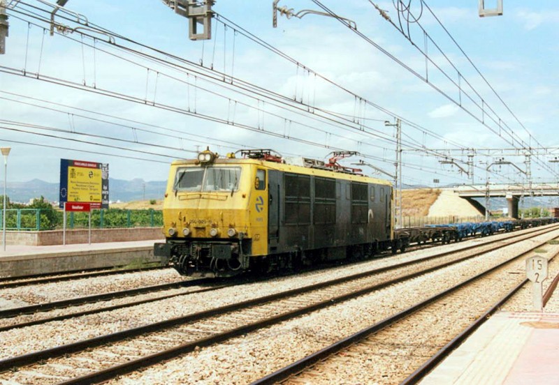 250-029 y el Teco Renfe Morrot-Silla a su paso por Massalfassar. 14,23h. 17-08-2007..jpg